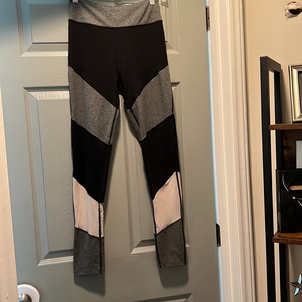 Juniors So Brand high-rise yoga, leggings, size medium, black, white, and gray.
